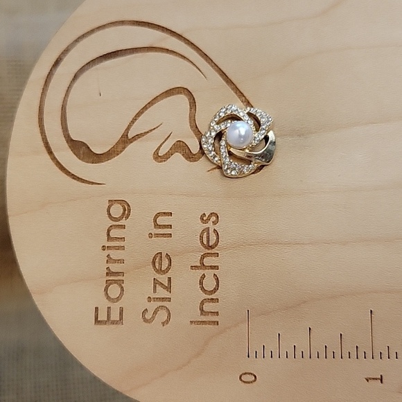 PEARL SHIMMER SWIRL STUD EARRINGS - Picture 5 of 8